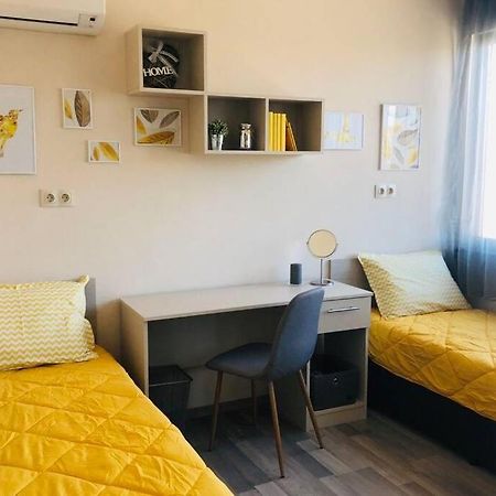 Lovely 3-Bedroom Apartment For 7 Ppl At The Centre Varna Esterno foto