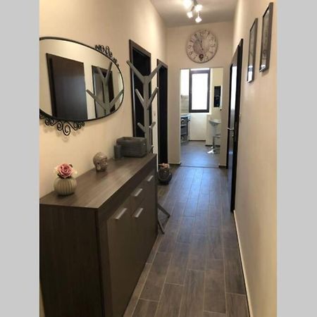 Lovely 3-Bedroom Apartment For 7 Ppl At The Centre Varna Esterno foto