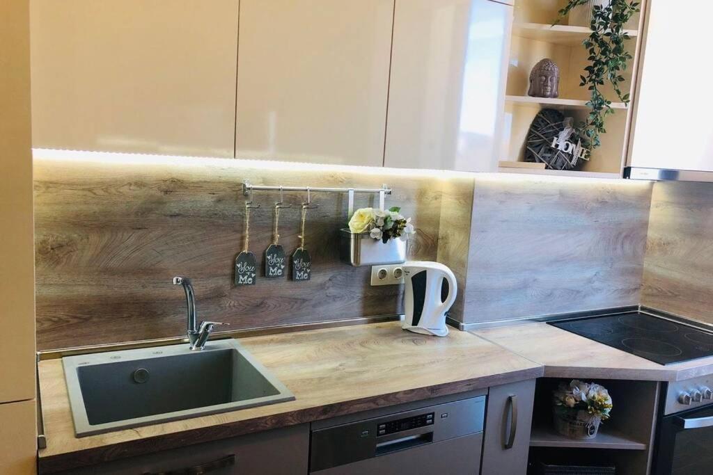 Lovely 3-Bedroom Apartment For 7 Ppl At The Centre Varna Esterno foto