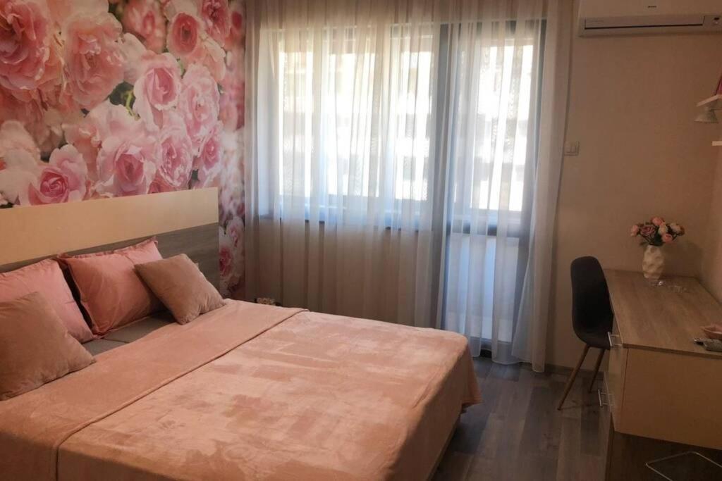 Lovely 3-Bedroom Apartment For 7 Ppl At The Centre Varna Esterno foto