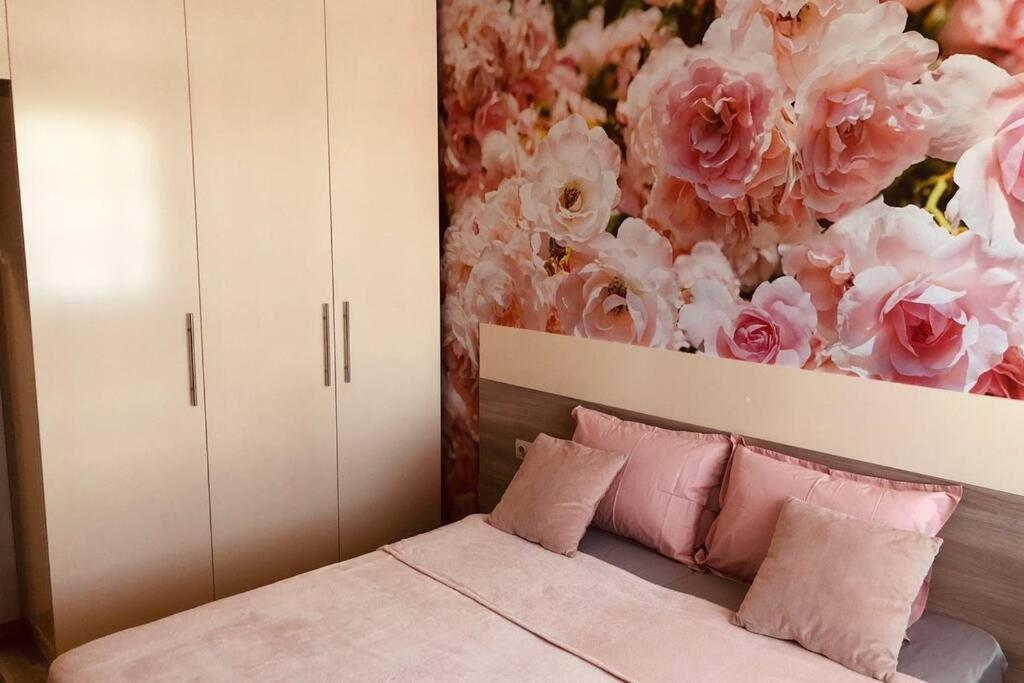 Lovely 3-Bedroom Apartment For 7 Ppl At The Centre Varna Esterno foto