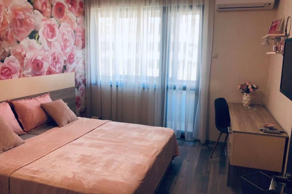 Lovely 3-Bedroom Apartment For 7 Ppl At The Centre Varna Esterno foto
