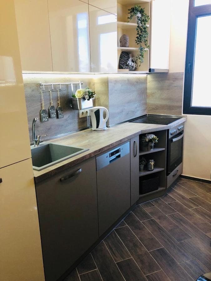Lovely 3-Bedroom Apartment For 7 Ppl At The Centre Varna Esterno foto