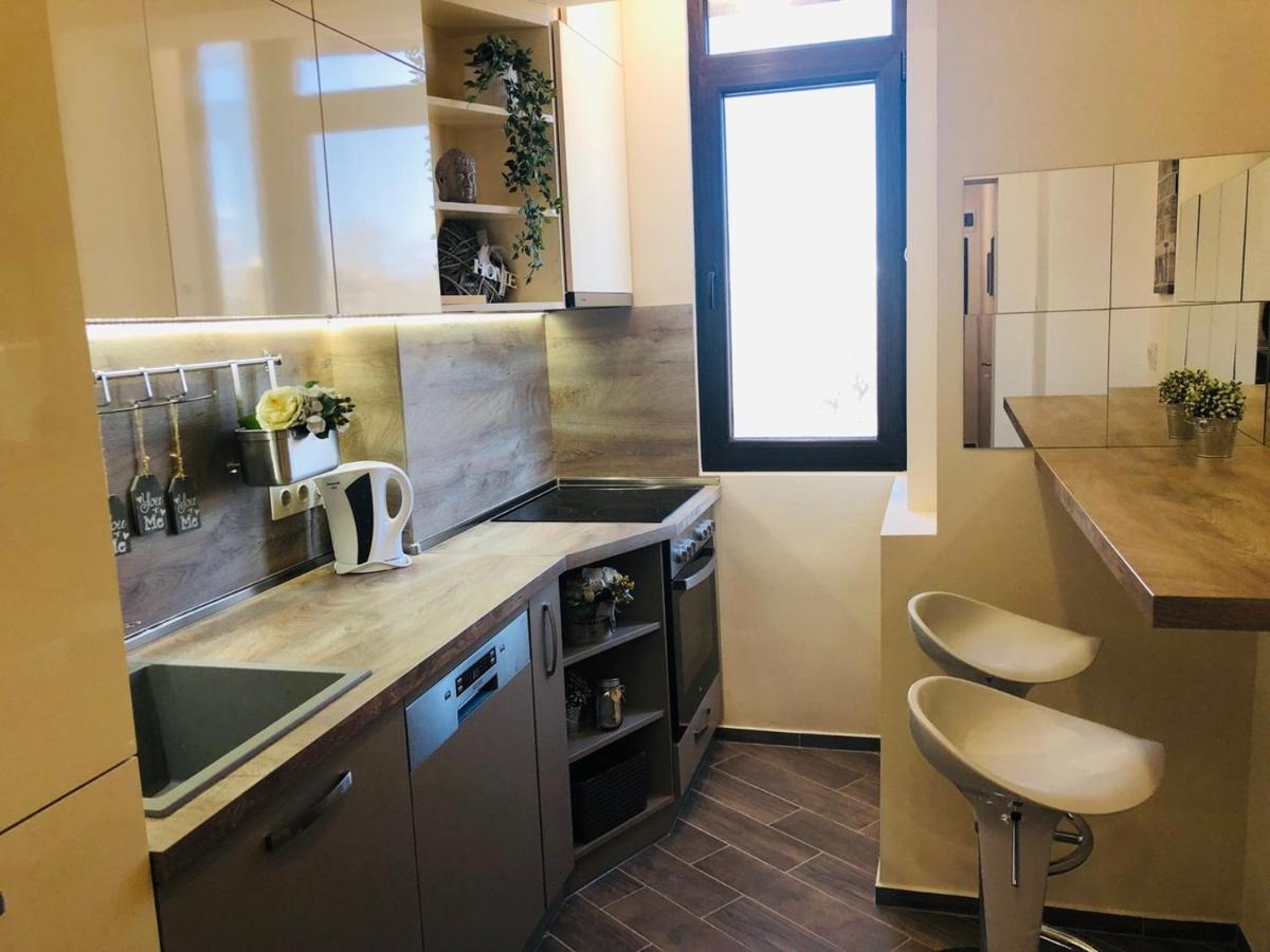 Lovely 3-Bedroom Apartment For 7 Ppl At The Centre Varna Esterno foto