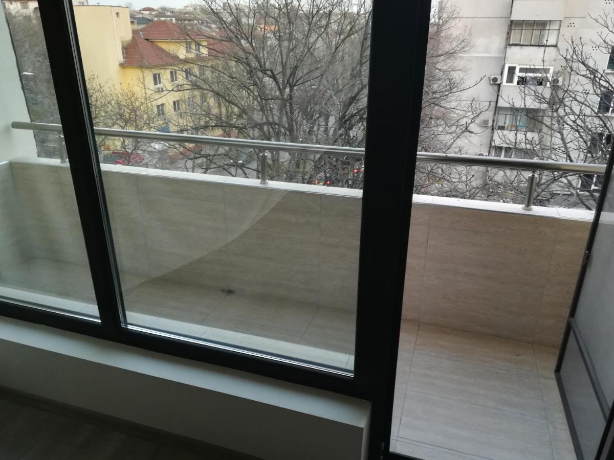 Lovely 3-Bedroom Apartment For 7 Ppl At The Centre Varna Esterno foto
